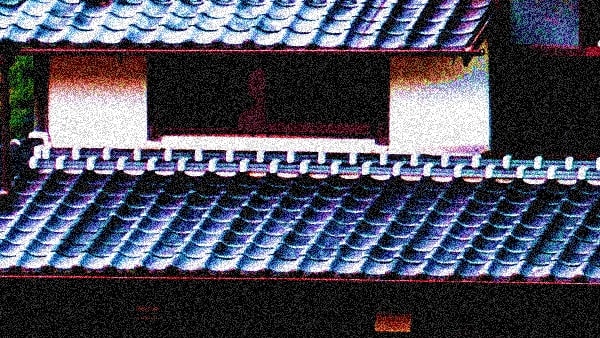 倉庫の二階の人影